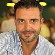 Capitán de la Guardia Civil, graduado en Derecho, máster en igualdad y no discriminación, Tutor en línea, Personal training…